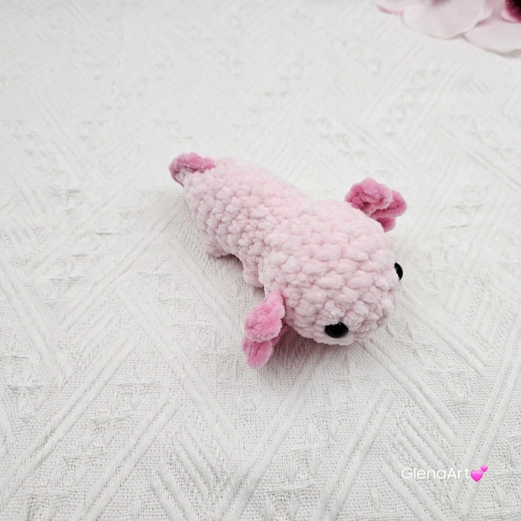 Axolotl różowy na szydełku urocza salamandra na szydełku rękodzieło na szydełku polski produkt szydełkowa praca w kolorze różu