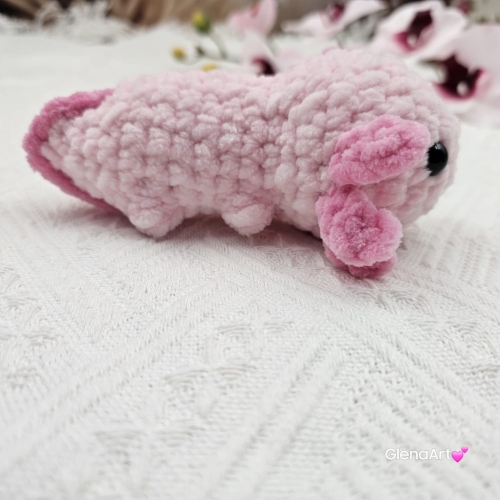Axolotl różowy na szydełku urocza salamandra na szydełku rękodzieło na szydełku polski produkt szydełkowa praca w kolorze różu