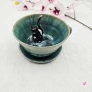 Filiżanka KOT ceramiczna ze spodkiem i z kotem czarno - białym w środku ręcznie toczona i malowana kot w filiżance kubek kot prezent dla kociarza turkusowe jeziorko filiżanka odcienie zieleni i niebieskiego