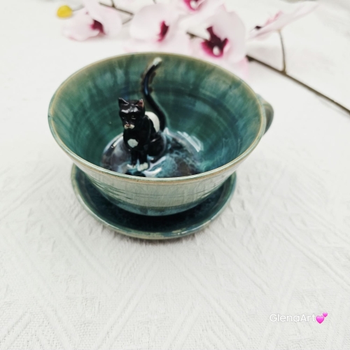 Filiżanka KOT ceramiczna ze spodkiem i z kotem czarno - białym w środku ręcznie toczona i malowana kot w filiżance kubek kot prezent dla kociarza turkusowe jeziorko filiżanka odcienie zieleni i niebieskiego