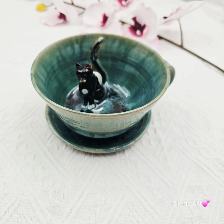 Filiżanka KOT ceramiczna ze spodkiem i z kotem czarno - białym w środku ręcznie toczona i malowana kot w filiżance kubek kot prezent dla kociarza turkusowe jeziorko filiżanka odcienie zieleni i niebieskiego