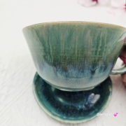 Filiżanka KOT ceramiczna ze spodkiem i z kotem czarno - białym w środku ręcznie toczona i malowana kot w filiżance kubek kot prezent dla kociarza turkusowe jeziorko filiżanka odcienie zieleni i niebieskiego