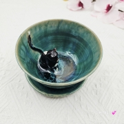 Filiżanka KOT ceramiczna ze spodkiem i z kotem czarno - białym w środku ręcznie toczona i malowana kot w filiżance kubek kot prezent dla kociarza turkusowe jeziorko filiżanka odcienie zieleni i niebieskiego