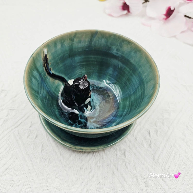 Filiżanka KOT ceramiczna ze spodkiem i z kotem czarno - białym w środku ręcznie toczona i malowana kot w filiżance kubek kot prezent dla kociarza turkusowe jeziorko filiżanka odcienie zieleni i niebieskiego