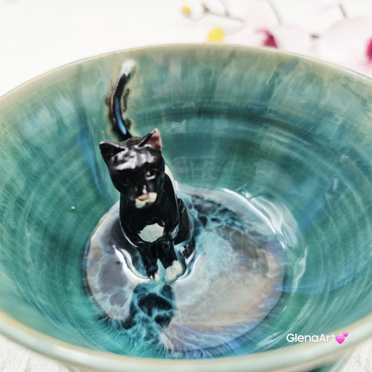 Filiżanka KOT ceramiczna ze spodkiem i z kotem czarno - białym w środku ręcznie toczona i malowana kot w filiżance kubek kot prezent dla kociarza turkusowe jeziorko filiżanka odcienie zieleni i niebieskiego