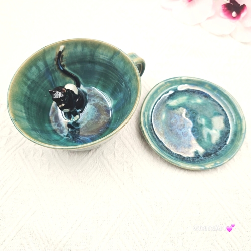 Filiżanka KOT ceramiczna ze spodkiem i z kotem czarno - białym w środku ręcznie toczona i malowana kot w filiżance kubek kot prezent dla kociarza turkusowe jeziorko filiżanka odcienie zieleni i niebieskiego