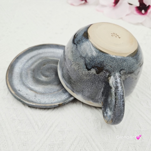 Filiżanka koń siwy ceramiczna ze spodkiem i koniem w środku ręcznie toczona i malowana w kolorze bieli i szarości ze spodkiem prezent dla koniarza kubek koń wewnątrz filiżanki siwy koń