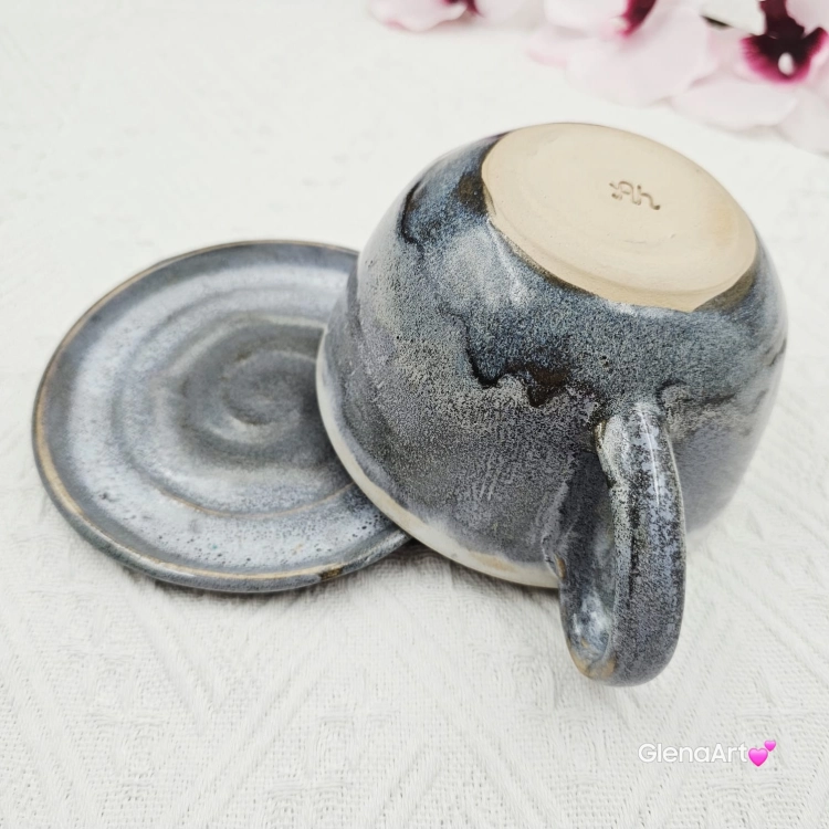 Filiżanka koń siwy ceramiczna ze spodkiem i koniem w środku ręcznie toczona i malowana w kolorze bieli i szarości ze spodkiem prezent dla koniarza kubek koń wewnątrz filiżanki siwy koń
