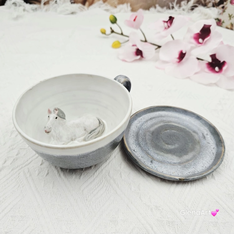 Filiżanka koń siwy ceramiczna ze spodkiem i koniem w środku ręcznie toczona i malowana w kolorze bieli i szarości ze spodkiem prezent dla koniarza kubek koń wewnątrz filiżanki siwy koń