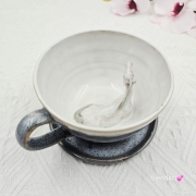Filiżanka koń siwy ceramiczna ze spodkiem i koniem w środku ręcznie toczona i malowana w kolorze bieli i szarości ze spodkiem prezent dla koniarza kubek koń wewnątrz filiżanki siwy koń