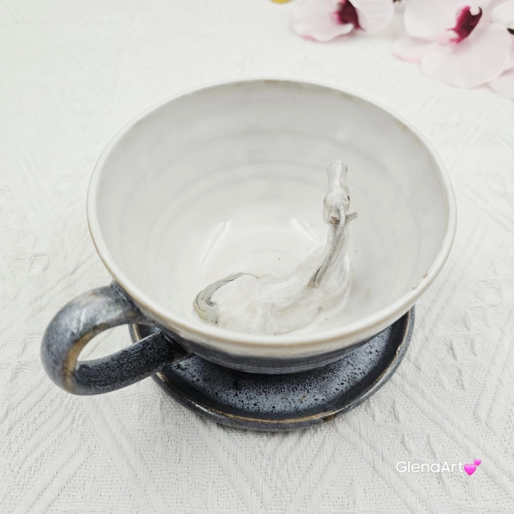 Filiżanka koń siwy ceramiczna ze spodkiem i koniem w środku ręcznie toczona i malowana w kolorze bieli i szarości ze spodkiem prezent dla koniarza kubek koń wewnątrz filiżanki siwy koń