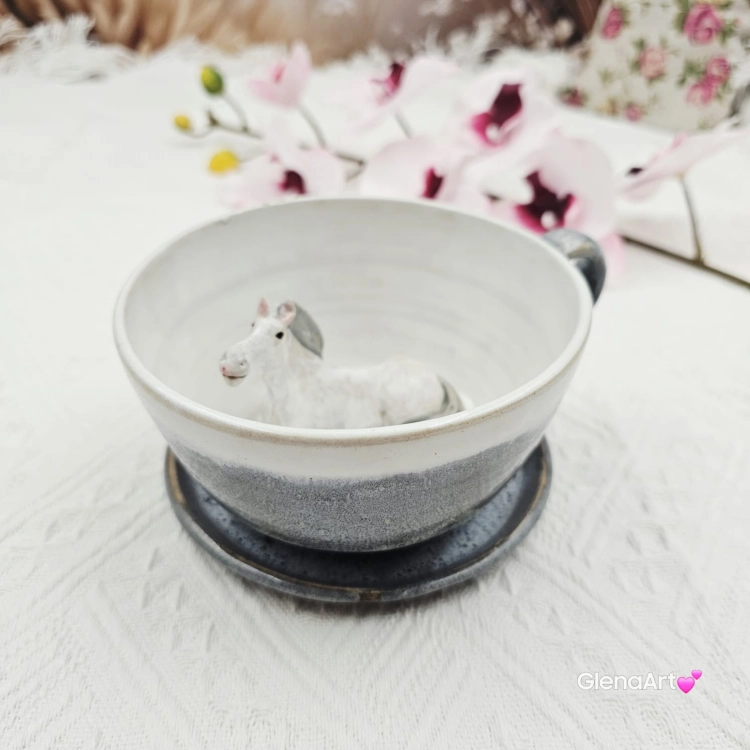 Filiżanka koń siwy ceramiczna ze spodkiem i koniem w środku ręcznie toczona i malowana w kolorze bieli i szarości ze spodkiem prezent dla koniarza kubek koń wewnątrz filiżanki siwy koń