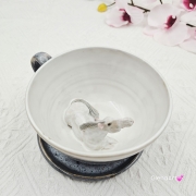 Filiżanka koń siwy ceramiczna ze spodkiem i koniem w środku ręcznie toczona i malowana w kolorze bieli i szarości ze spodkiem prezent dla koniarza kubek koń wewnątrz filiżanki siwy koń