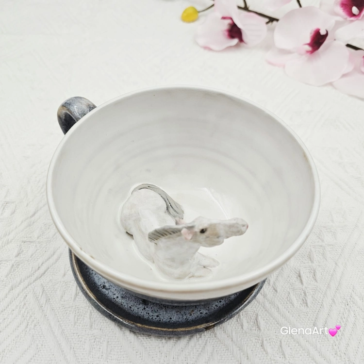 Filiżanka koń siwy ceramiczna ze spodkiem i koniem w środku ręcznie toczona i malowana w kolorze bieli i szarości ze spodkiem prezent dla koniarza kubek koń wewnątrz filiżanki siwy koń