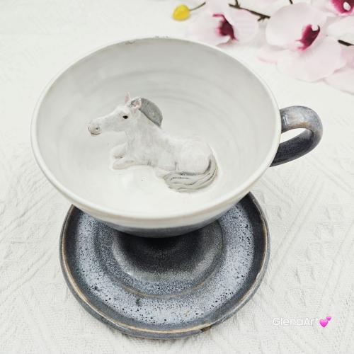 Filiżanka koń siwy ceramiczna ze spodkiem i koniem w środku ręcznie toczona i malowana w kolorze bieli i szarości ze spodkiem prezent dla koniarza kubek koń wewnątrz filiżanki siwy koń