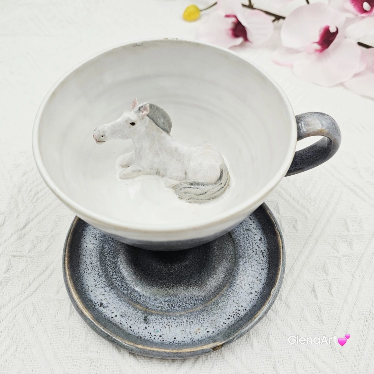 Filiżanka koń siwy ceramiczna ze spodkiem i koniem w środku ręcznie toczona i malowana w kolorze bieli i szarości ze spodkiem prezent dla koniarza kubek koń wewnątrz filiżanki siwy koń