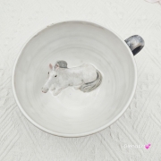 Filiżanka koń siwy ceramiczna ze spodkiem i koniem w środku ręcznie toczona i malowana w kolorze bieli i szarości ze spodkiem prezent dla koniarza kubek koń wewnątrz filiżanki siwy koń