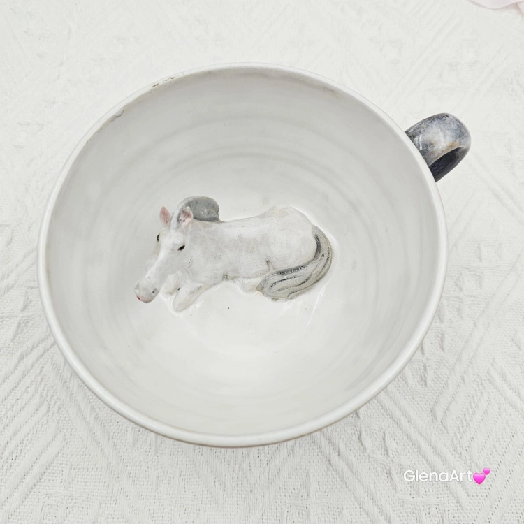 Filiżanka koń siwy ceramiczna ze spodkiem i koniem w środku ręcznie toczona i malowana w kolorze bieli i szarości ze spodkiem prezent dla koniarza kubek koń wewnątrz filiżanki siwy koń