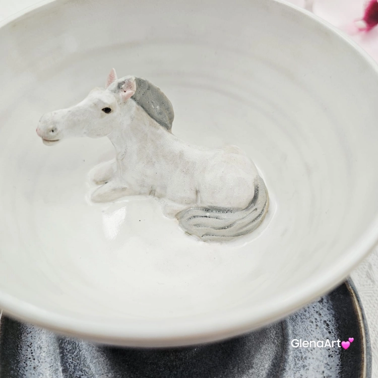 Filiżanka koń siwy ceramiczna ze spodkiem i koniem w środku ręcznie toczona i malowana w kolorze bieli i szarości ze spodkiem prezent dla koniarza kubek koń wewnątrz filiżanki siwy koń