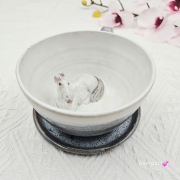 Filiżanka koń siwy ceramiczna ze spodkiem i koniem w środku ręcznie toczona i malowana w kolorze bieli i szarości ze spodkiem prezent dla koniarza kubek koń wewnątrz filiżanki siwy koń