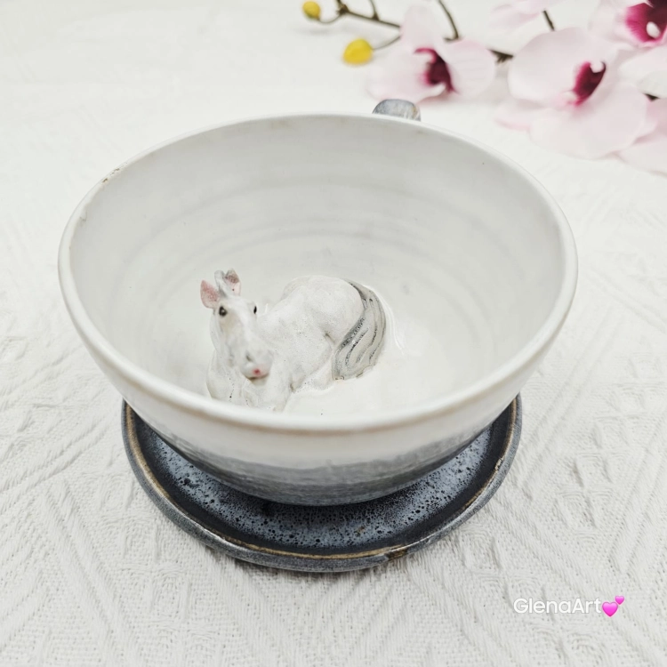 Filiżanka koń siwy ceramiczna ze spodkiem i koniem w środku ręcznie toczona i malowana w kolorze bieli i szarości ze spodkiem prezent dla koniarza kubek koń wewnątrz filiżanki siwy koń