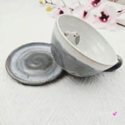 Filiżanka koń siwy ceramiczna ze spodkiem i koniem w środku ręcznie toczona i malowana w kolorze bieli i szarości ze spodkiem prezent dla koniarza kubek koń wewnątrz filiżanki siwy koń