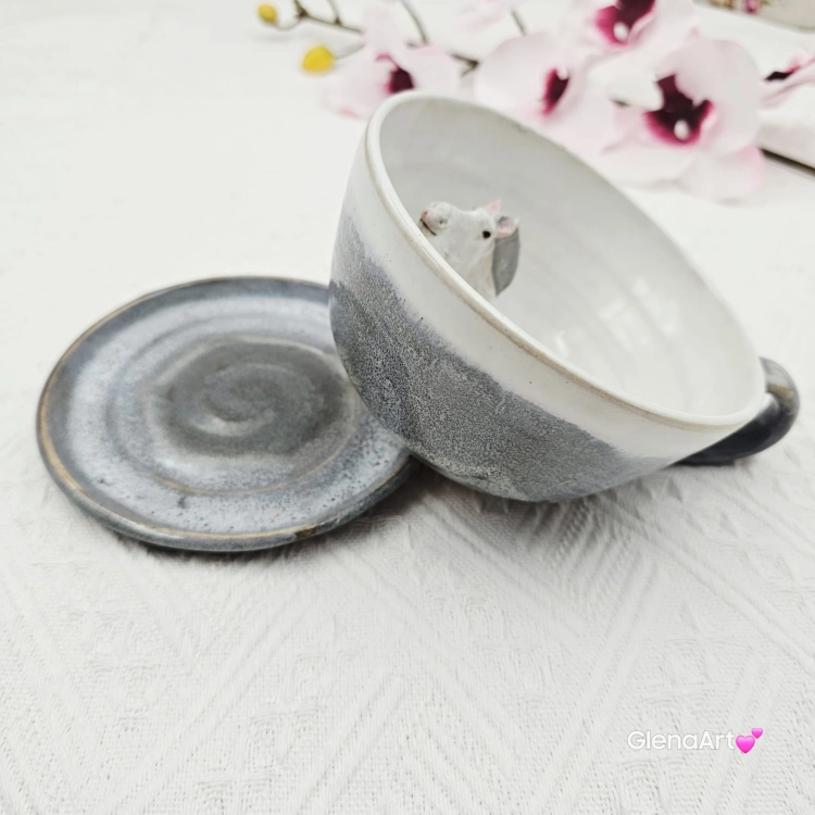 Filiżanka koń siwy ceramiczna ze spodkiem i koniem w środku ręcznie toczona i malowana w kolorze bieli i szarości ze spodkiem prezent dla koniarza kubek koń wewnątrz filiżanki siwy koń