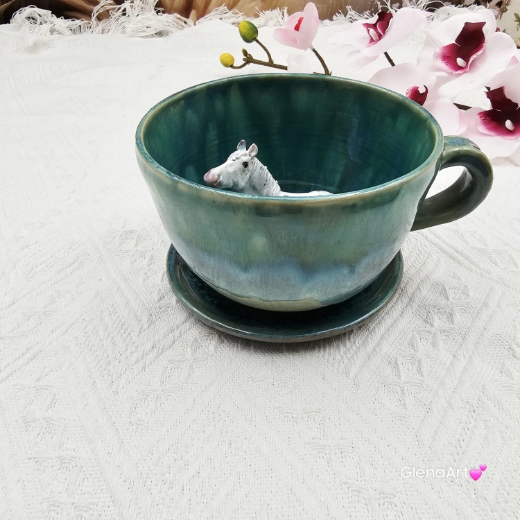Filiżanka SIWY KOŃ nakrapiany ceramiczna ze spodkiem i KONIEM - SIWYM w środku ręcznie toczona i malowana w kolorze turkusowego jeziorka ze spodkiem prezent dla koniarza w kolorze turkusowego jeziorka kubek koń z koniem
