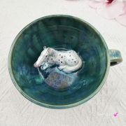 Filiżanka SIWY KOŃ nakrapiany ceramiczna ze spodkiem i KONIEM - SIWYM w środku ręcznie toczona i malowana w kolorze turkusowego jeziorka ze spodkiem prezent dla koniarza w kolorze turkusowego jeziorka kubek koń z koniem