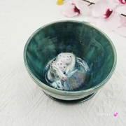 Filiżanka SIWY KOŃ nakrapiany ceramiczna ze spodkiem i KONIEM - SIWYM w środku ręcznie toczona i malowana w kolorze turkusowego jeziorka ze spodkiem prezent dla koniarza w kolorze turkusowego jeziorka kubek koń z koniem