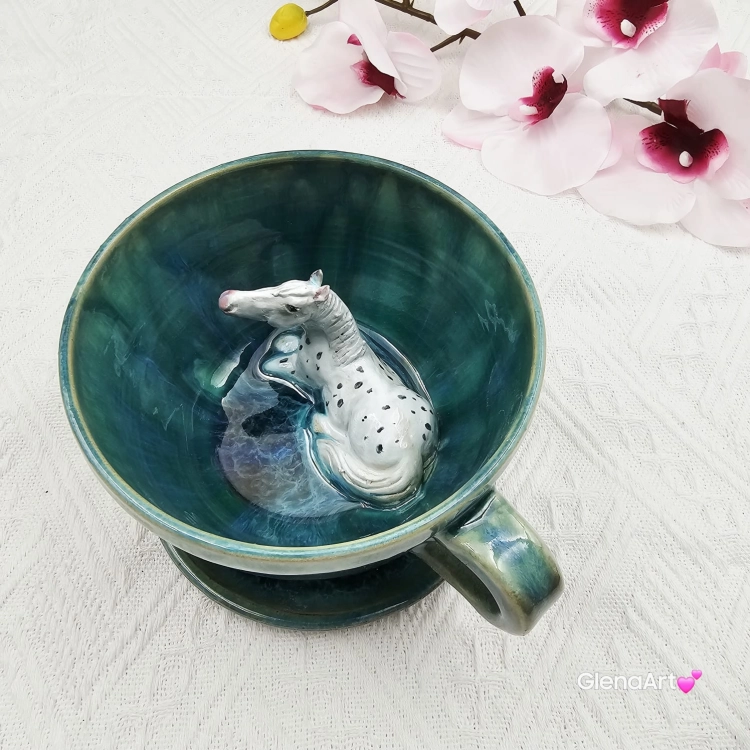 Filiżanka SIWY KOŃ nakrapiany ceramiczna ze spodkiem i KONIEM - SIWYM w środku ręcznie toczona i malowana w kolorze turkusowego jeziorka ze spodkiem prezent dla koniarza w kolorze turkusowego jeziorka kubek koń z koniem