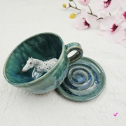 Filiżanka SIWY KOŃ nakrapiany ceramiczna ze spodkiem i KONIEM - SIWYM w środku ręcznie toczona i malowana w kolorze turkusowego jeziorka ze spodkiem prezent dla koniarza w kolorze turkusowego jeziorka kubek koń z koniem