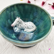Filiżanka SIWY KOŃ nakrapiany ceramiczna ze spodkiem i KONIEM - SIWYM w środku ręcznie toczona i malowana w kolorze turkusowego jeziorka ze spodkiem prezent dla koniarza w kolorze turkusowego jeziorka kubek koń z koniem
