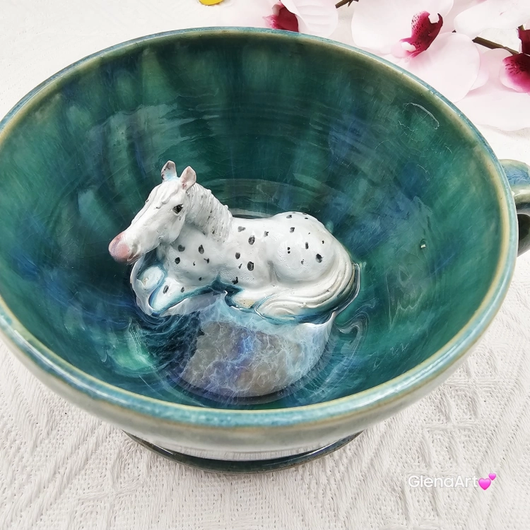 Filiżanka SIWY KOŃ nakrapiany ceramiczna ze spodkiem i KONIEM - SIWYM w środku ręcznie toczona i malowana w kolorze turkusowego jeziorka ze spodkiem prezent dla koniarza w kolorze turkusowego jeziorka kubek koń z koniem