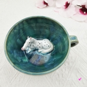 Filiżanka SIWY KOŃ nakrapiany ceramiczna ze spodkiem i KONIEM - SIWYM w środku ręcznie toczona i malowana w kolorze turkusowego jeziorka ze spodkiem prezent dla koniarza w kolorze turkusowego jeziorka kubek koń z koniem
