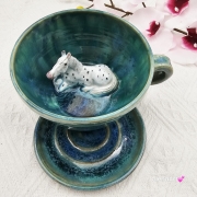Filiżanka SIWY KOŃ nakrapiany ceramiczna ze spodkiem i KONIEM - SIWYM w środku ręcznie toczona i malowana w kolorze turkusowego jeziorka ze spodkiem prezent dla koniarza w kolorze turkusowego jeziorka kubek koń z koniem