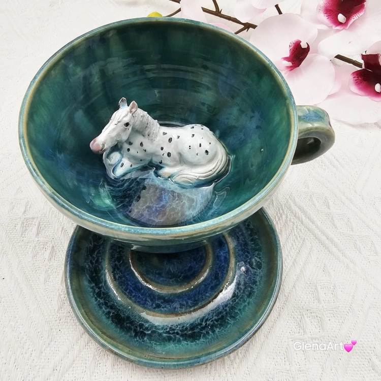 Filiżanka SIWY KOŃ nakrapiany ceramiczna ze spodkiem i KONIEM - SIWYM w środku ręcznie toczona i malowana w kolorze turkusowego jeziorka ze spodkiem prezent dla koniarza w kolorze turkusowego jeziorka kubek koń z koniem