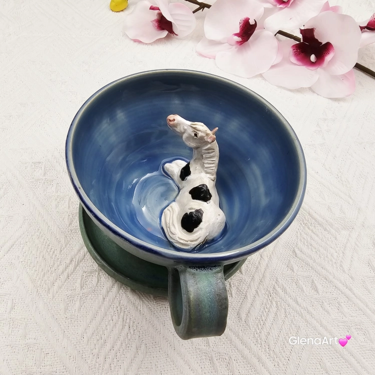 Filiżanka koń siwy niebiesko - zielona srokaty koń ceramiczna ze spodkiem i koniem w środku ręcznie toczona i malowana w kolorze zielonym i niebieskim ze spodkiem prezent dla koniarza kubek koń wewnątrz filiżanki