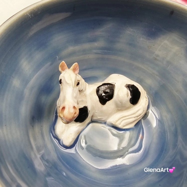 Filiżanka koń siwy niebiesko - zielona srokaty koń ceramiczna ze spodkiem i koniem w środku ręcznie toczona i malowana w kolorze zielonym i niebieskim ze spodkiem prezent dla koniarza kubek koń wewnątrz filiżanki