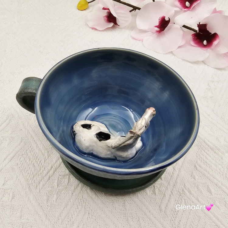 Filiżanka koń siwy niebiesko - zielona srokaty koń ceramiczna ze spodkiem i koniem w środku ręcznie toczona i malowana w kolorze zielonym i niebieskim ze spodkiem prezent dla koniarza kubek koń wewnątrz filiżanki