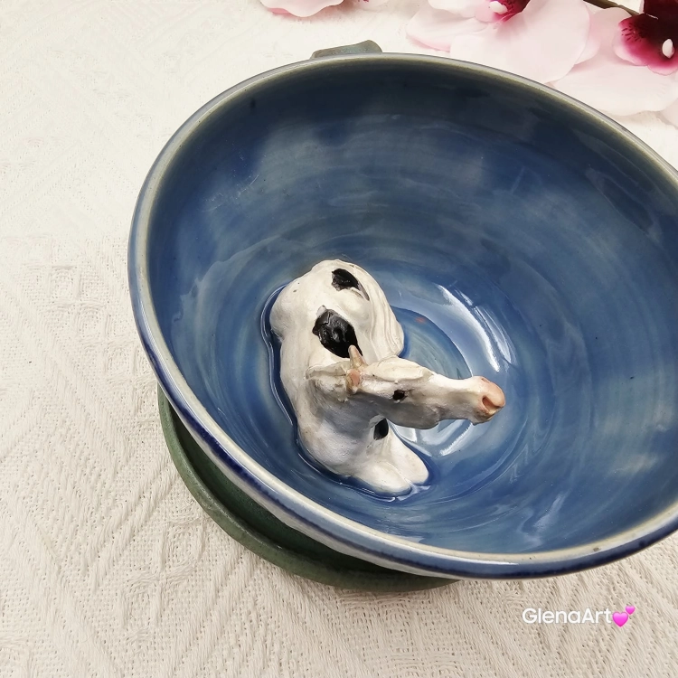 Filiżanka koń siwy niebiesko - zielona srokaty koń ceramiczna ze spodkiem i koniem w środku ręcznie toczona i malowana w kolorze zielonym i niebieskim ze spodkiem prezent dla koniarza kubek koń wewnątrz filiżanki