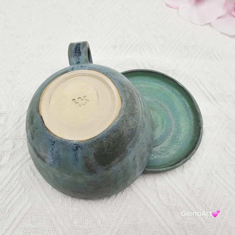Filiżanka koń siwy niebiesko - zielona srokaty koń ceramiczna ze spodkiem i koniem w środku ręcznie toczona i malowana w kolorze zielonym i niebieskim ze spodkiem prezent dla koniarza kubek koń wewnątrz filiżanki