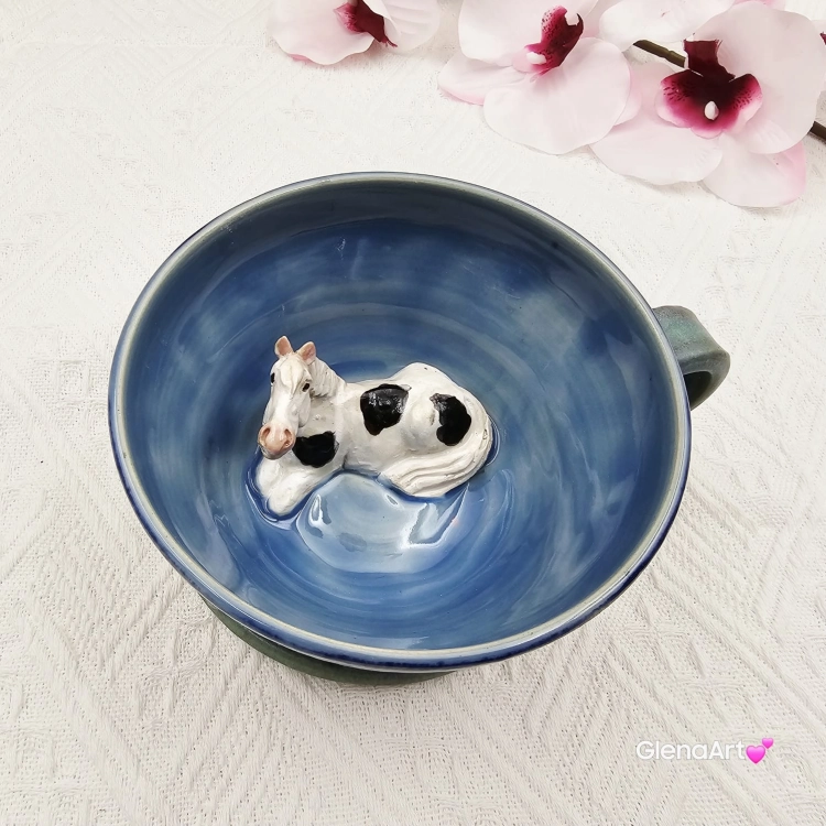 Filiżanka koń siwy niebiesko - zielona srokaty koń ceramiczna ze spodkiem i koniem w środku ręcznie toczona i malowana w kolorze zielonym i niebieskim ze spodkiem prezent dla koniarza kubek koń wewnątrz filiżanki