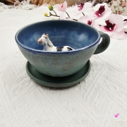 Filiżanka koń siwy niebiesko - zielona srokaty koń ceramiczna ze spodkiem i koniem w środku ręcznie toczona i malowana w kolorze zielonym i niebieskim ze spodkiem prezent dla koniarza kubek koń wewnątrz filiżanki