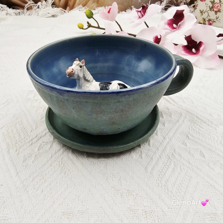 Filiżanka koń siwy niebiesko - zielona srokaty koń ceramiczna ze spodkiem i koniem w środku ręcznie toczona i malowana w kolorze zielonym i niebieskim ze spodkiem prezent dla koniarza kubek koń wewnątrz filiżanki