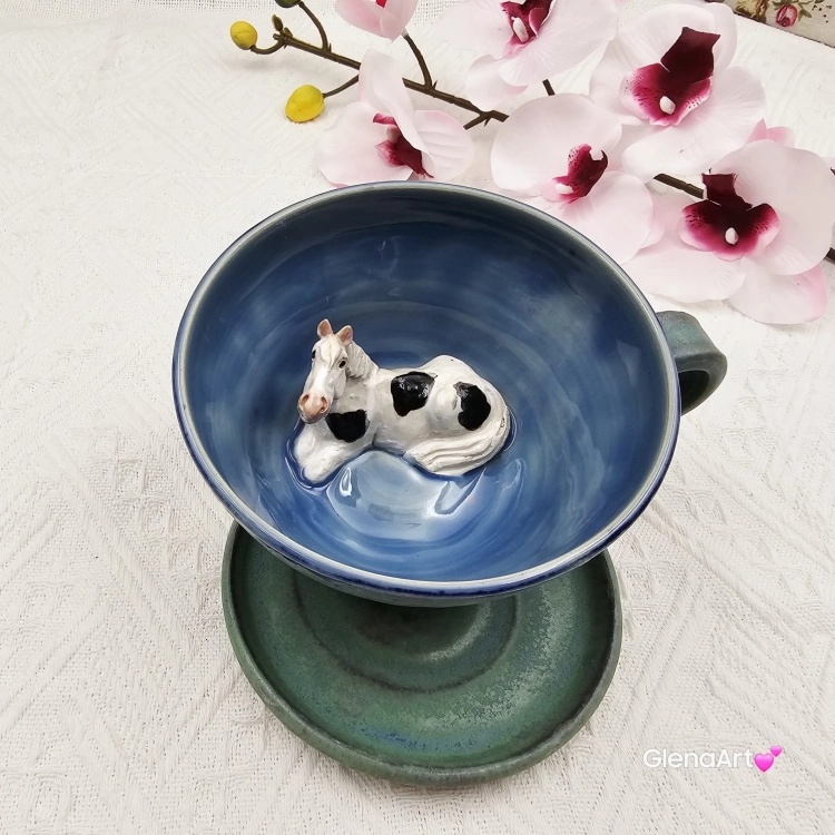 Filiżanka koń siwy niebiesko - zielona srokaty koń ceramiczna ze spodkiem i koniem w środku ręcznie toczona i malowana w kolorze zielonym i niebieskim ze spodkiem prezent dla koniarza kubek koń wewnątrz filiżanki
