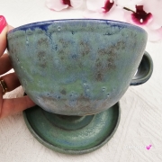 Filiżanka koń siwy niebiesko - zielona srokaty koń ceramiczna ze spodkiem i koniem w środku ręcznie toczona i malowana w kolorze zielonym i niebieskim ze spodkiem prezent dla koniarza kubek koń wewnątrz filiżanki