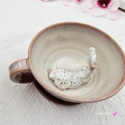 Filiżanka nieidealna bordowo - różowa i siwy koń ceramiczna ze spodkiem i Koniem w środku ręcznie toczona i malowana w kolorze bordo/róż ze spodkiem prezent dla koniarza kubek koń siwy nakrapiany