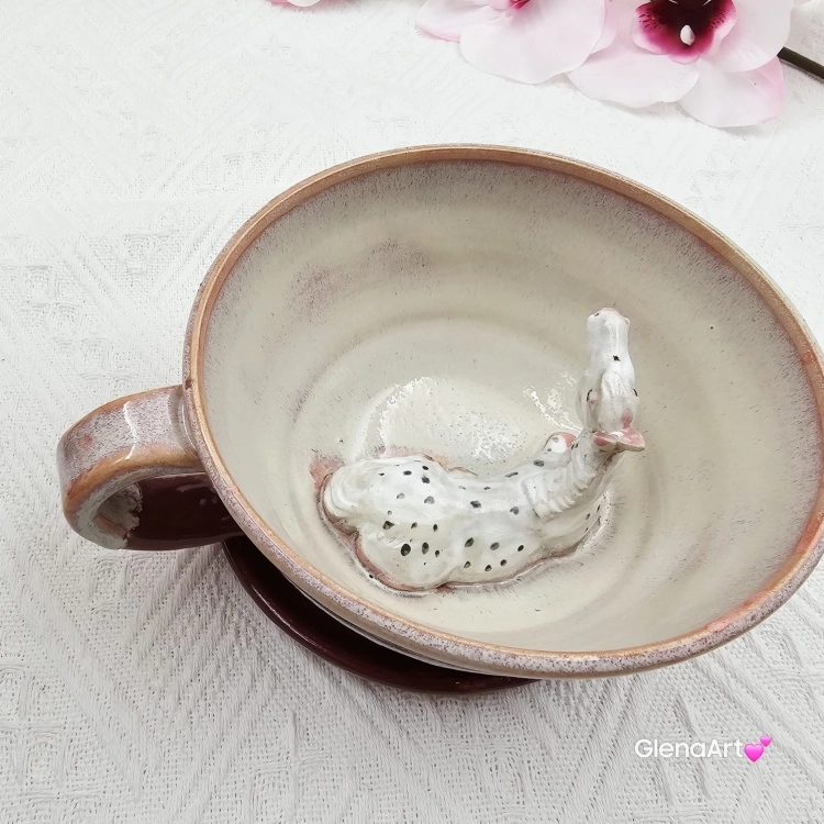 Filiżanka nieidealna bordowo - różowa i siwy koń ceramiczna ze spodkiem i Koniem w środku ręcznie toczona i malowana w kolorze bordo/róż ze spodkiem prezent dla koniarza kubek koń siwy nakrapiany