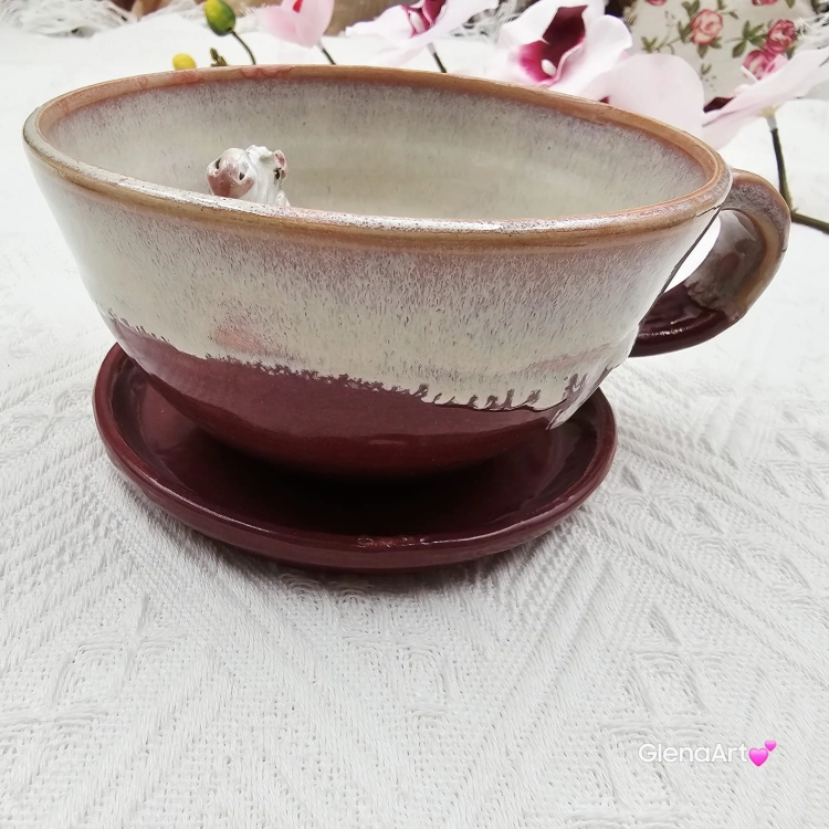 Filiżanka nieidealna bordowo - różowa i siwy koń ceramiczna ze spodkiem i Koniem w środku ręcznie toczona i malowana w kolorze bordo/róż ze spodkiem prezent dla koniarza kubek koń siwy nakrapiany